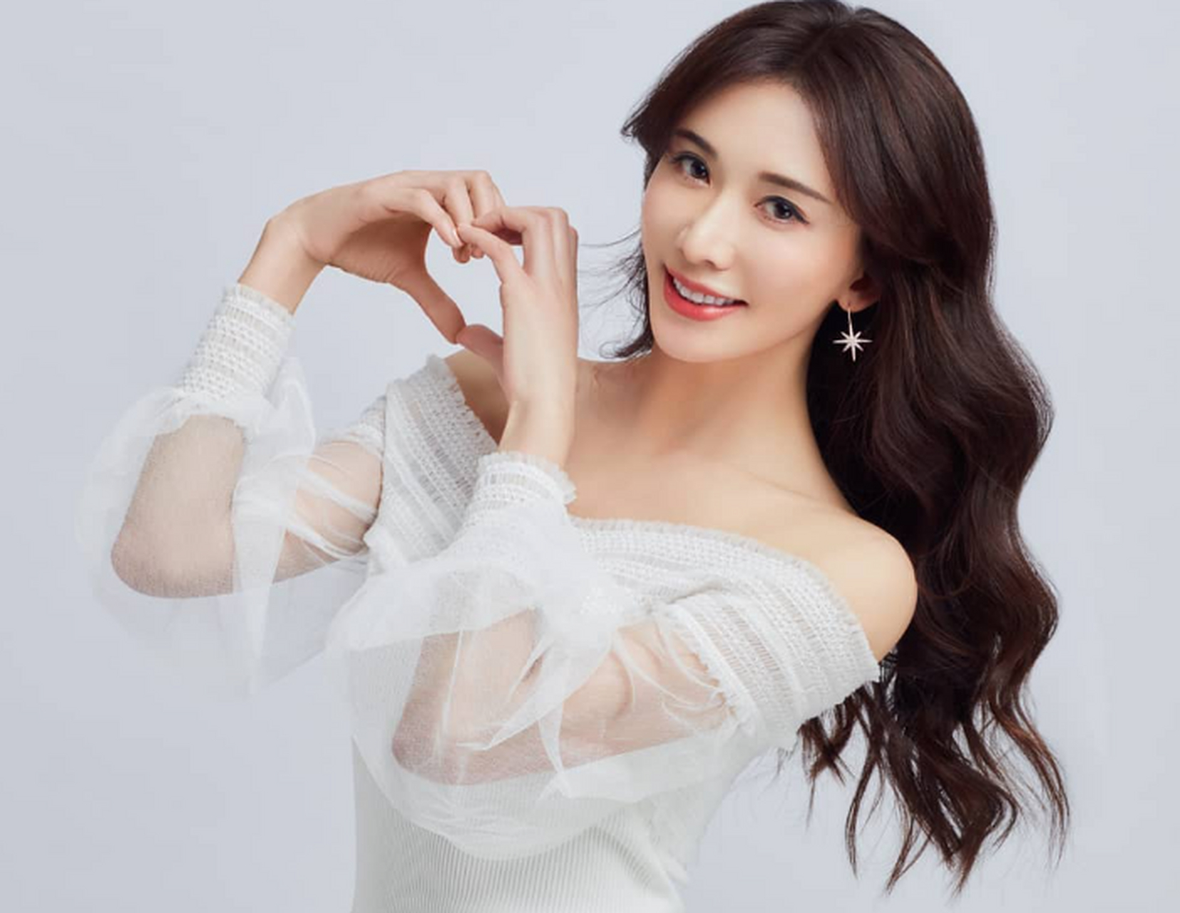 林志玲2019年与日本男团放浪兄弟的akira(黑泽良平)结婚,升格为人妻