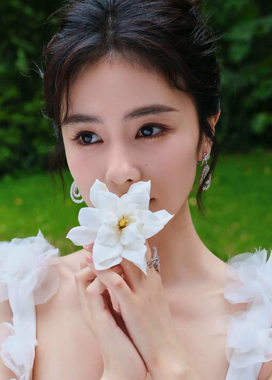 清纯靓丽,温婉可人的#白鹿# 一袭白色花朵长裙,雪肤玉貌,沉鱼落雁