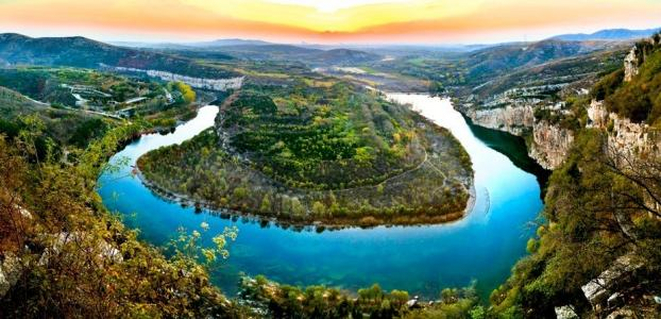 深厚的历史文化韵味,悠久的历史文化遗产和俊秀怡人,水影山光的淇河