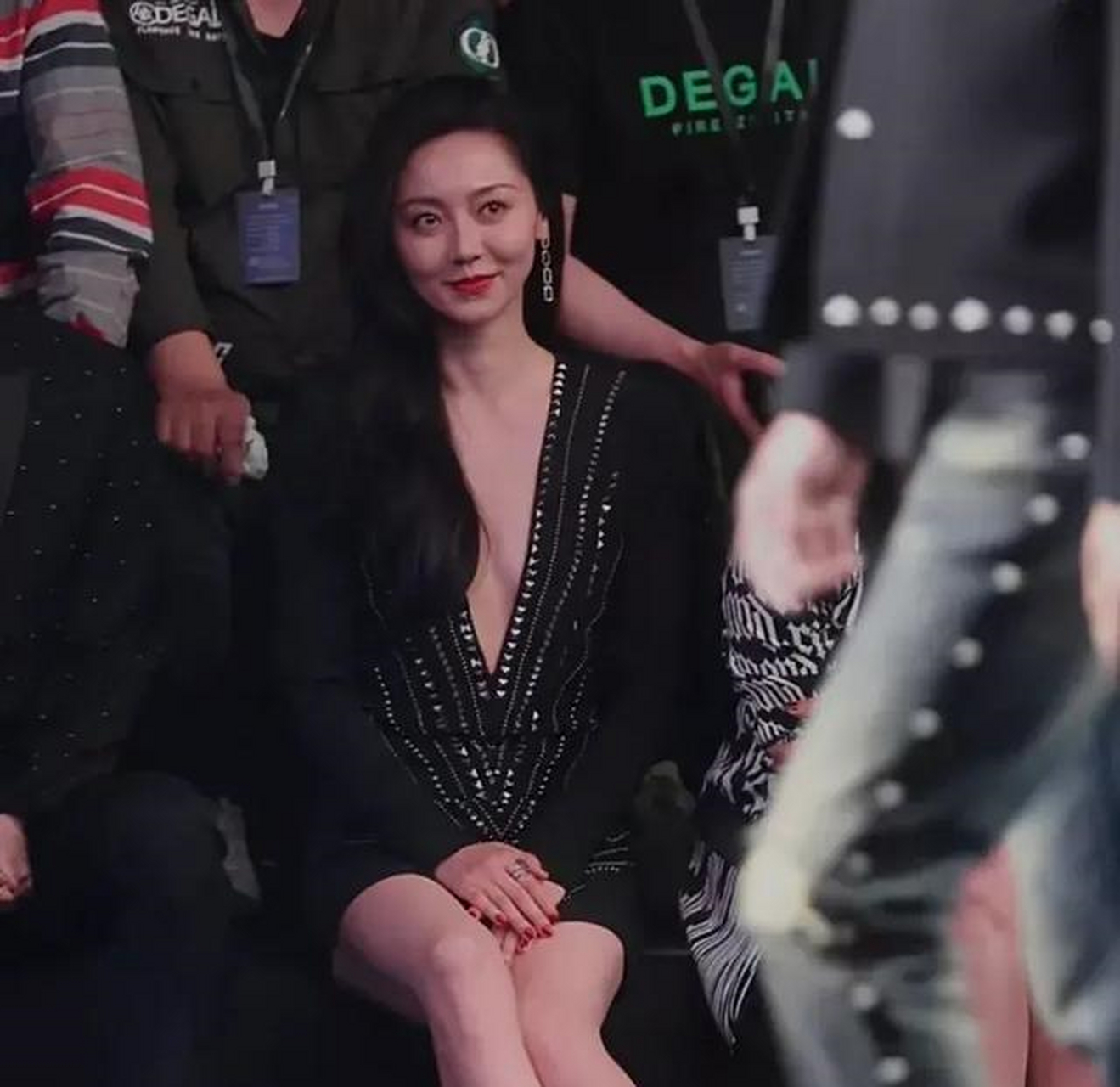 不得不说黄梦莹这样穿真美,一条黑色深v礼服秀出纤细长腿,妆容精致更