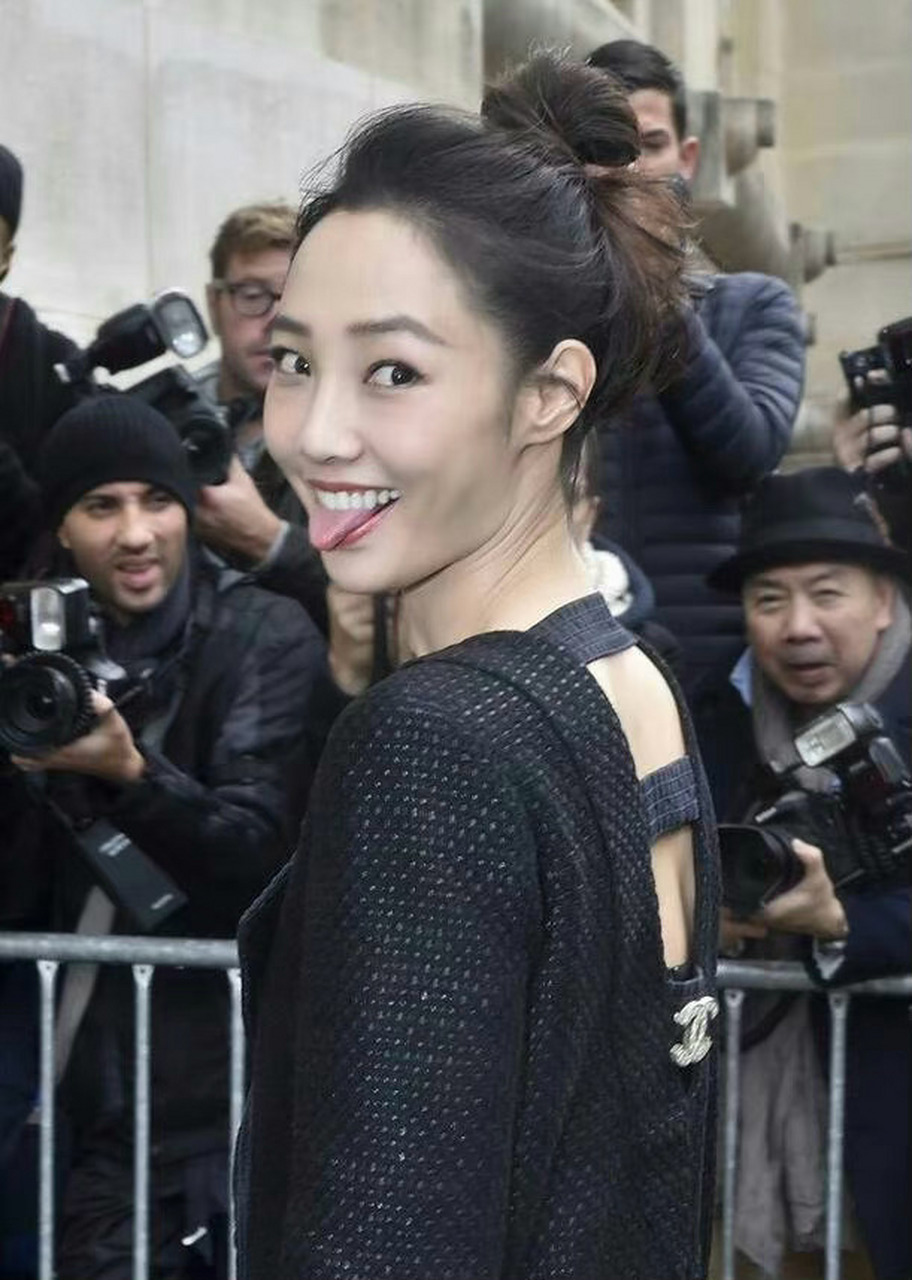 很奇怪,她的套图里十张中必有一张吐舌头的,这是什么规律?