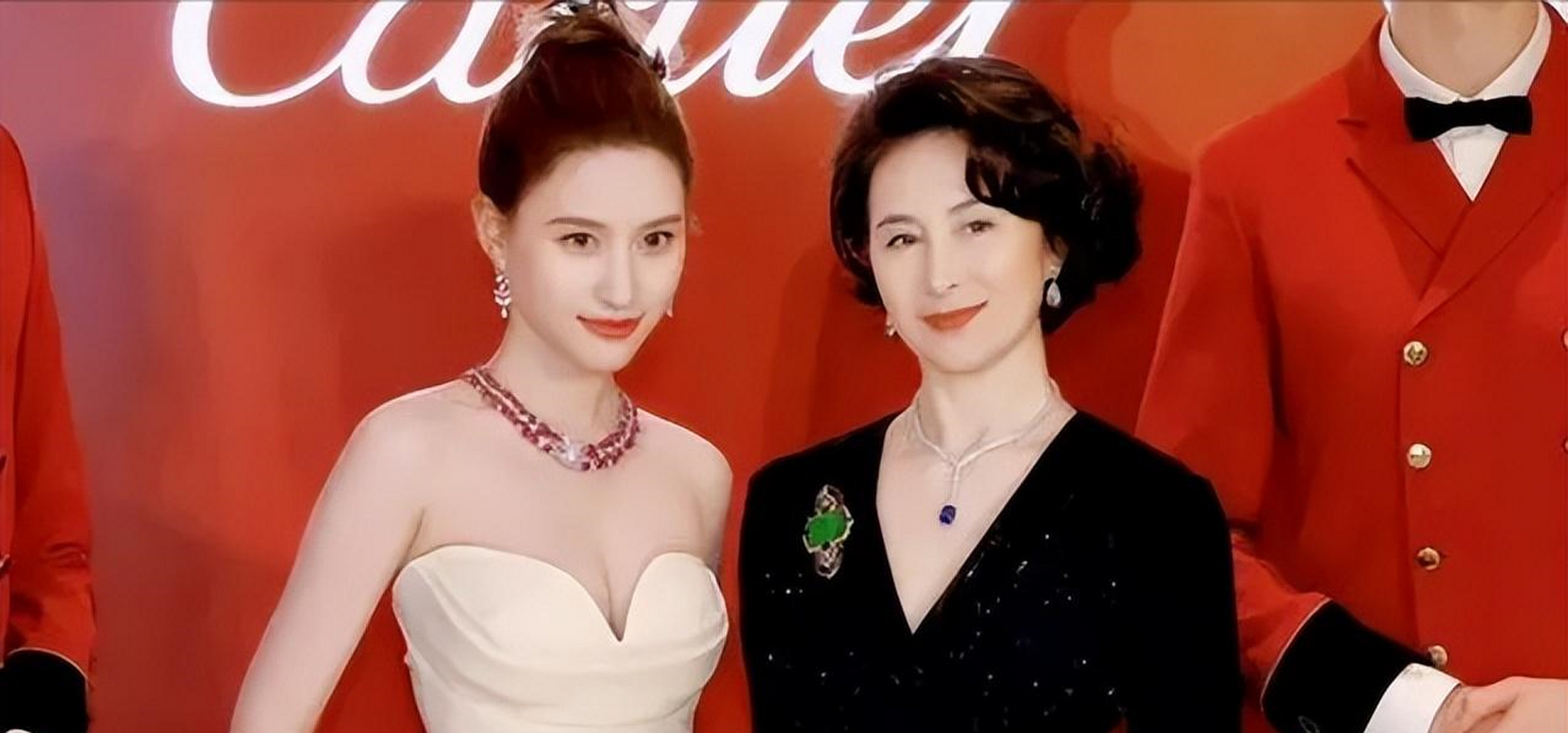 赌王千金何超莲何超琼罕同框,姐妹玩亲亲长太像,相差29岁似母女