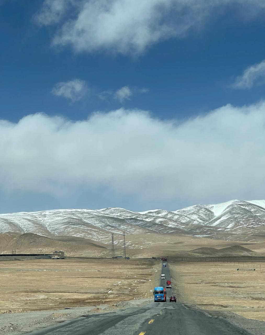 1,沿着"京拉路"就可以穿越整个无人区,柏油路倒是有,不过起伏不平