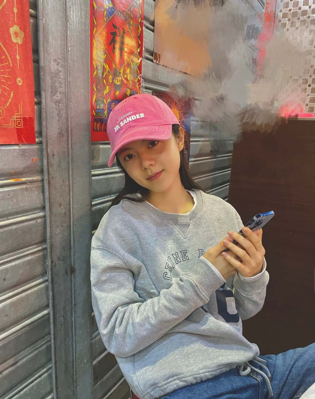 赵今麦最新日常穿搭分享,身穿灰色字母印花圆领长袖毛衣,搭配蓝色牛仔