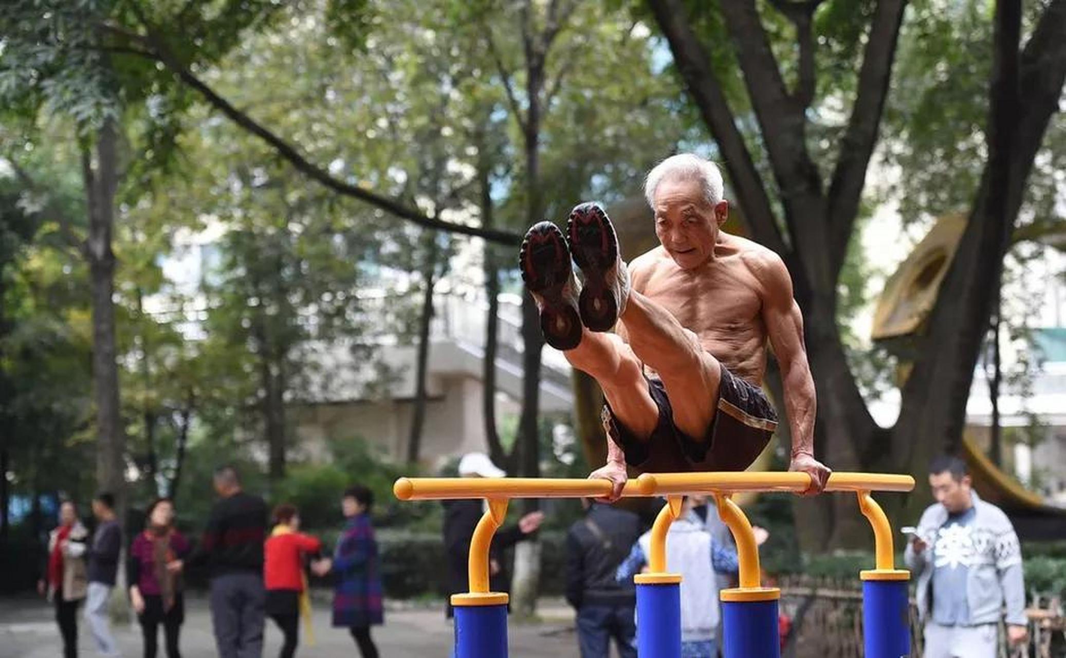 王石情况不妙,不像是经常锻炼的人,气色很差,尤其与公园锻炼的大爷比