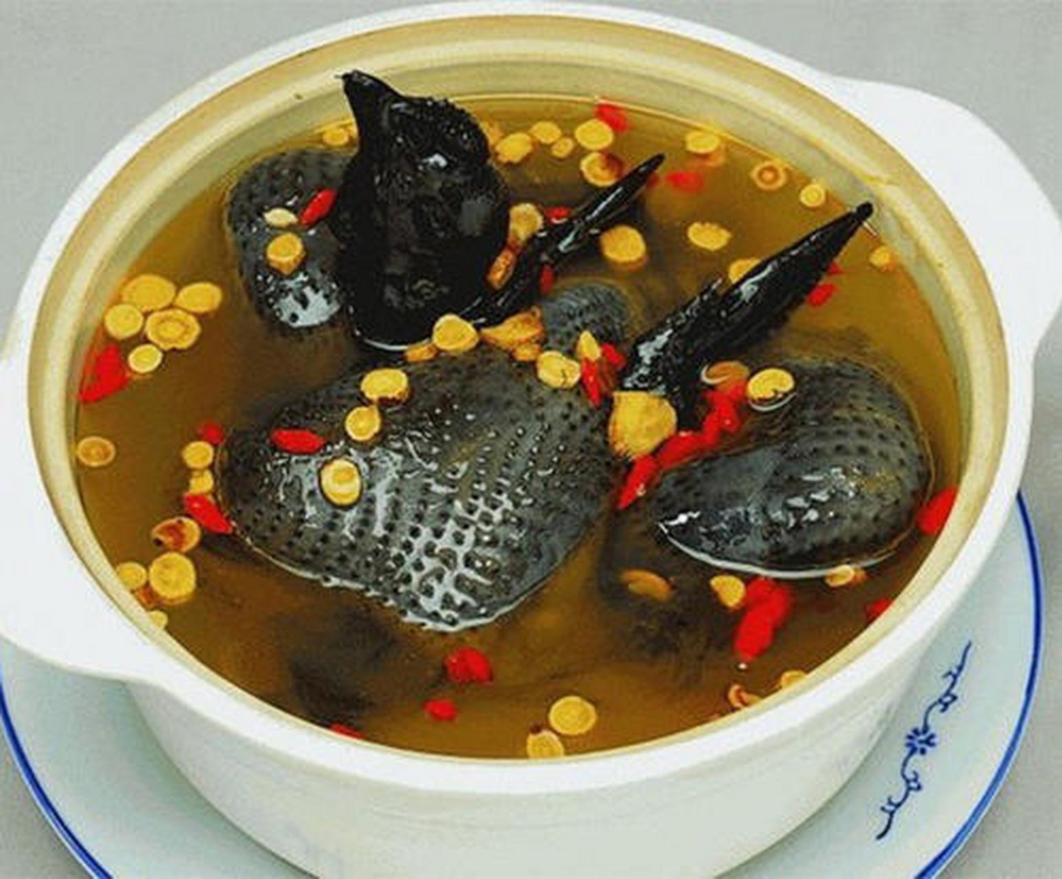 怀化必吃美食,雪峰乌骨鸡是雪峰山系的特有之物,生活在海拔1000多米的