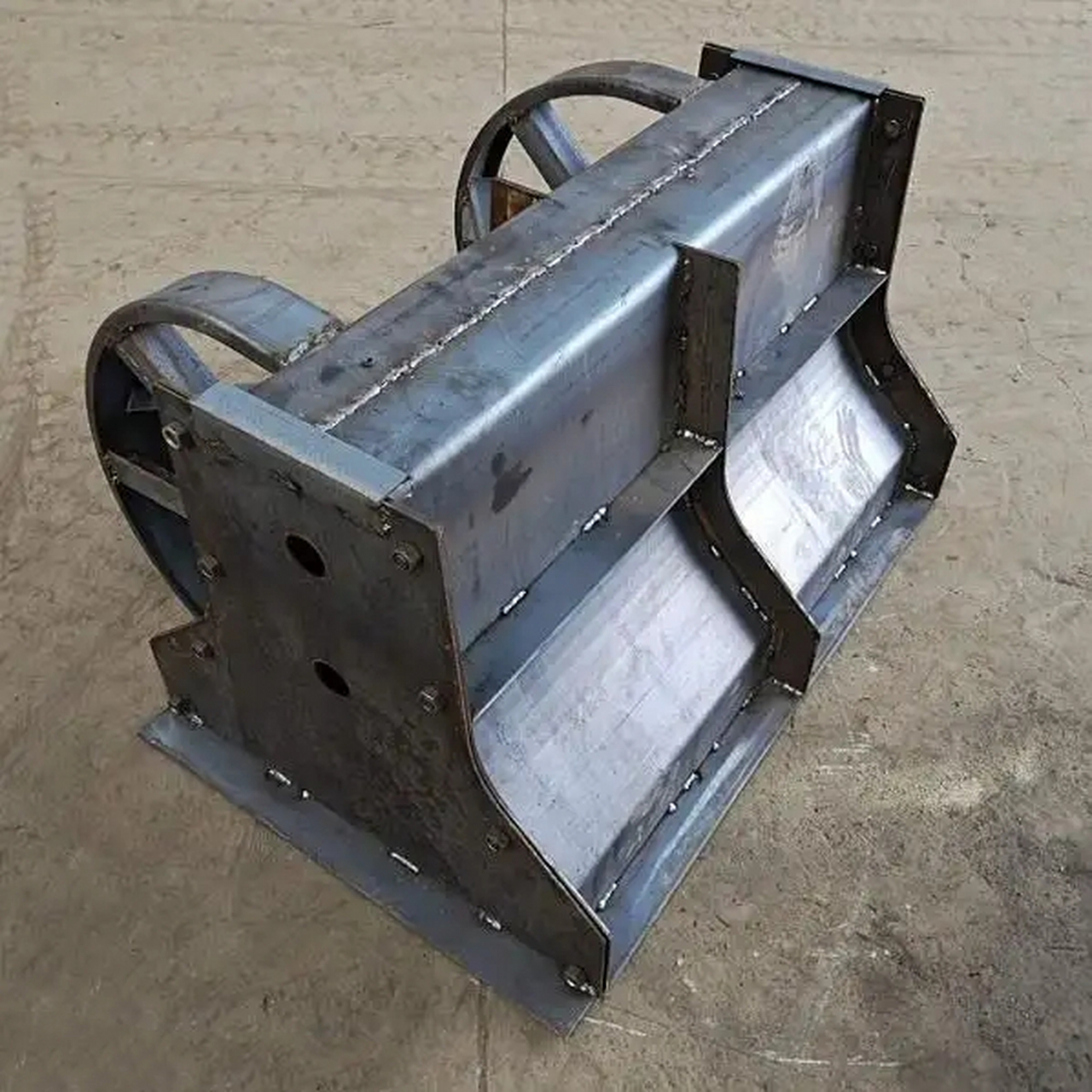 隔离墩钢模具是生产水泥制品的钢模具,这种隔离墩模具的生产工艺比较