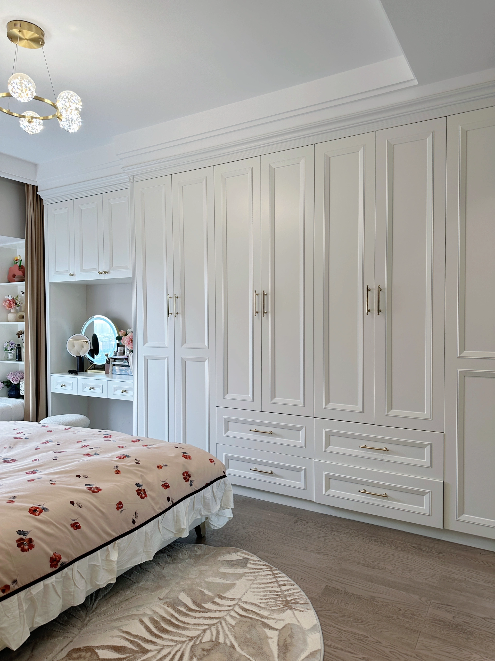 卧室 做一整排大衣柜 	 木工打柜子