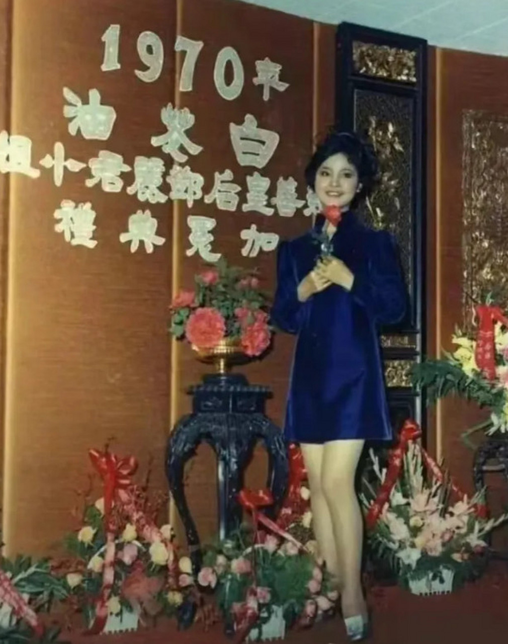 1970年,17岁的邓丽君与爸爸邓枢的合影,再看看舞台上17岁的邓丽君,是