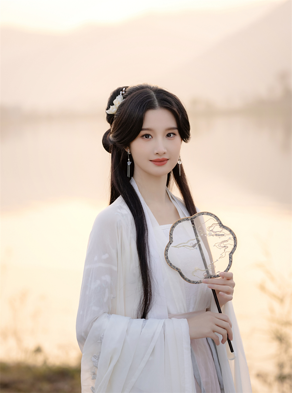 仙气飘飘的白色汉服美女女神照#汉服小仙女# #汉服#美女