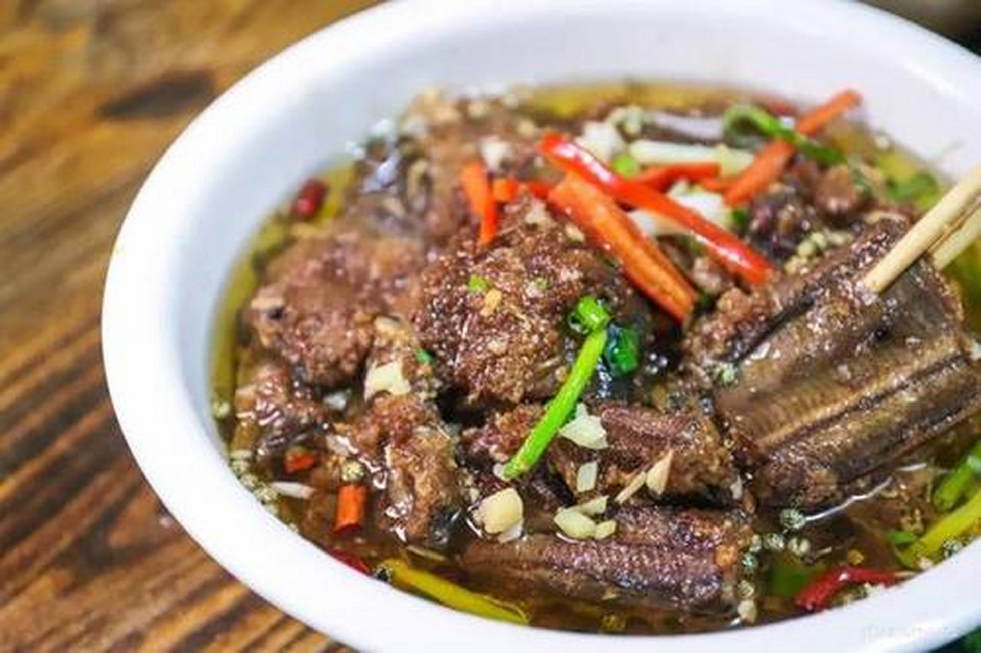 炮蒸鳝鱼源于湖北省天门市干驿镇,在湖北,蒸菜的历史悠久,数量众多,技