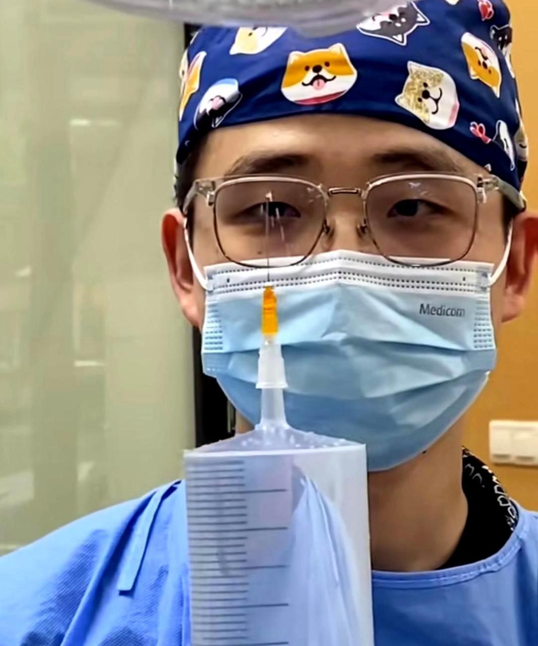 这个针筒非常巨大.