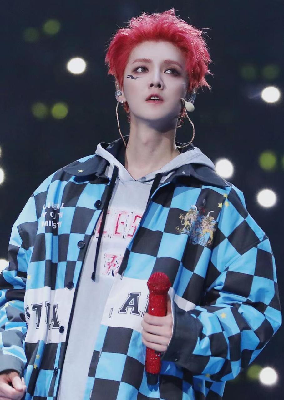 鹿晗|真服了……红发77狼奔!帅得让人挪不开眼睛!