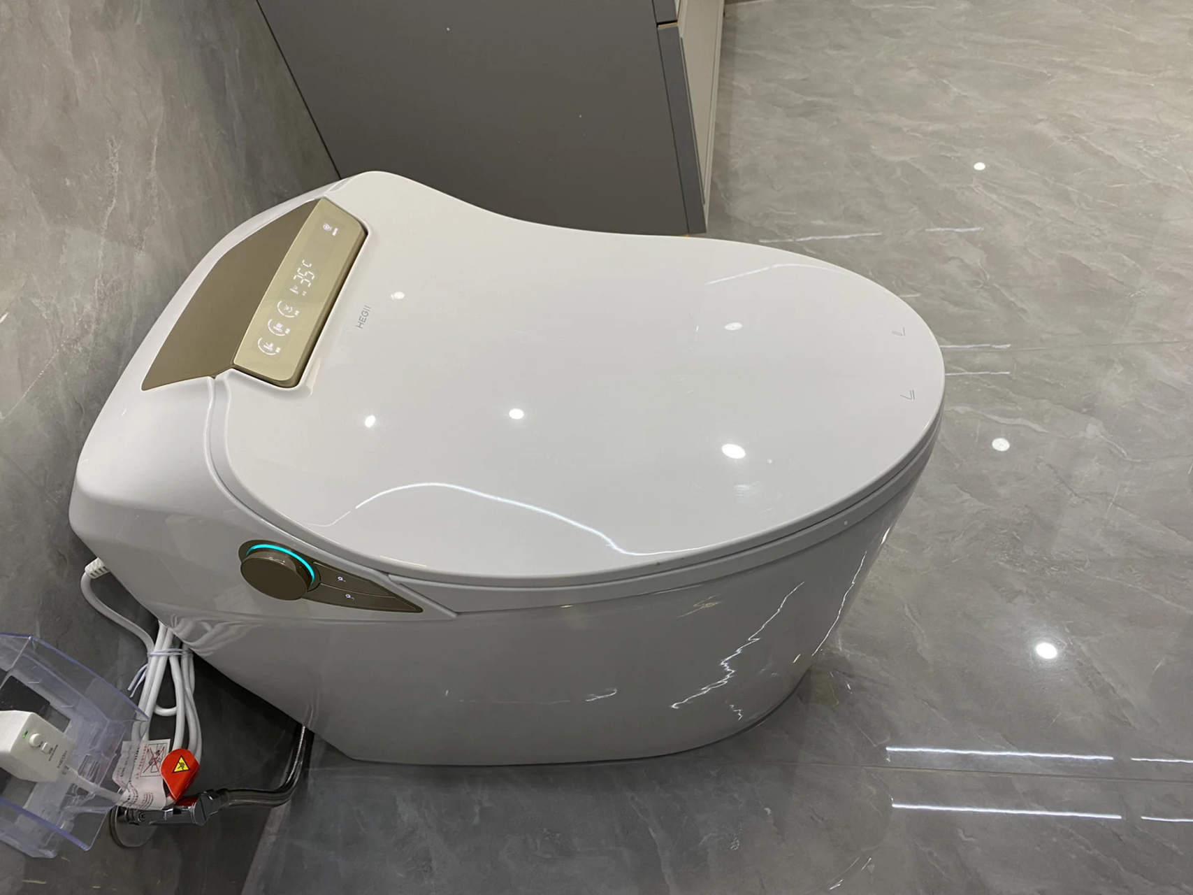 查阅了很多资料,最后还是选择了恒洁q9x智能马桶  它有恒温,自动犯乔