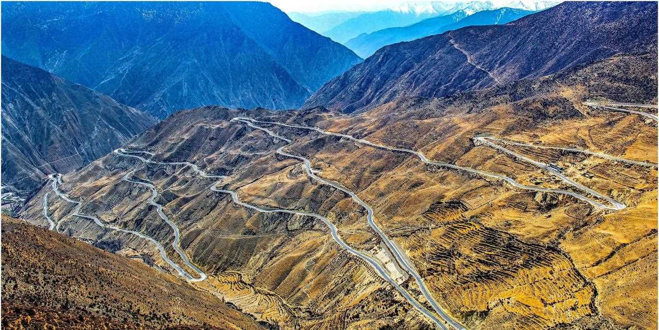 72拐和怒江天堑是川藏公路的重要组成部分,从海拔4658米的业拉山顶到