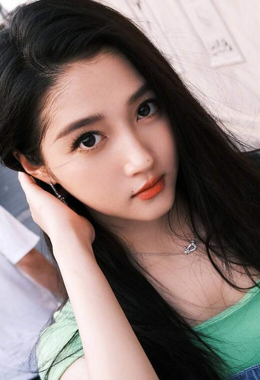 老胡同里的快乐女孩#关晓彤# 俏皮灵动,清纯可爱,楚楚动人.