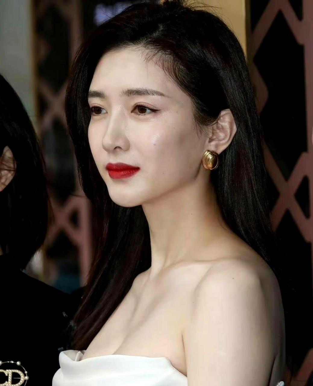 内娱界最具冷白皮女明星气质的人非江疏影莫属.