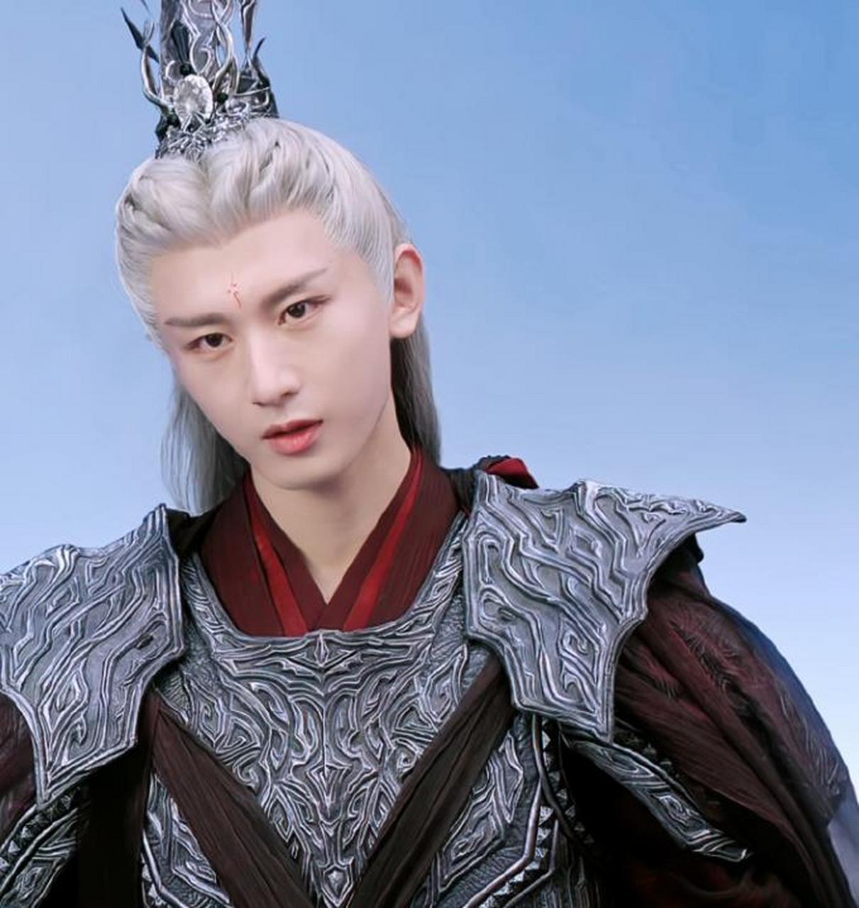 明明都是成毅扮演的角色,为何渣爹玄夜的颜值,就是比儿子应渊要帅呢?