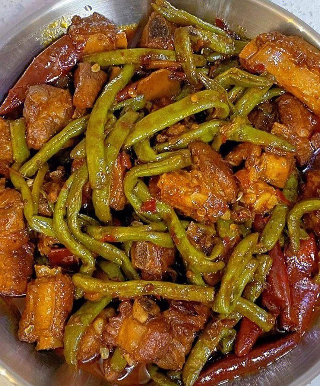 入味又下饭的排骨炖豆角~~做法: 排骨洗净凉水下锅,加姜片,料酒焯水后