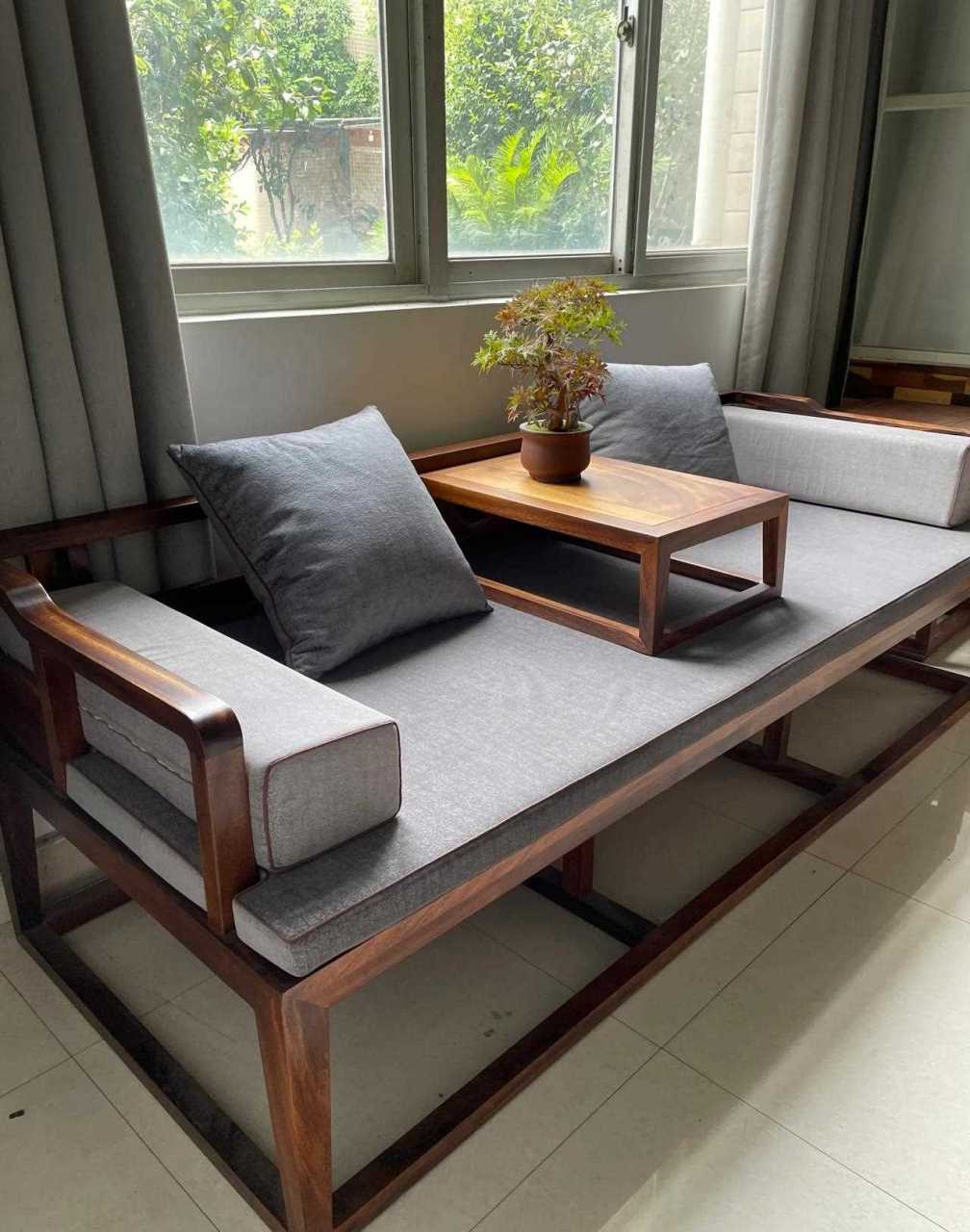 茶室放的一款胡桃木罗汉床,胡桃木实木家具最真实的样子