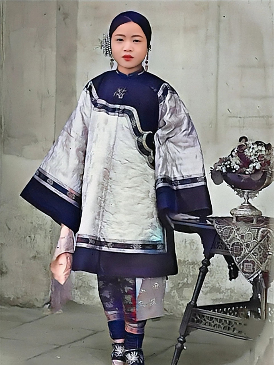 mcn风帆计划#这是清末一个裹小脚女孩的留影,看长相和发型,女孩很