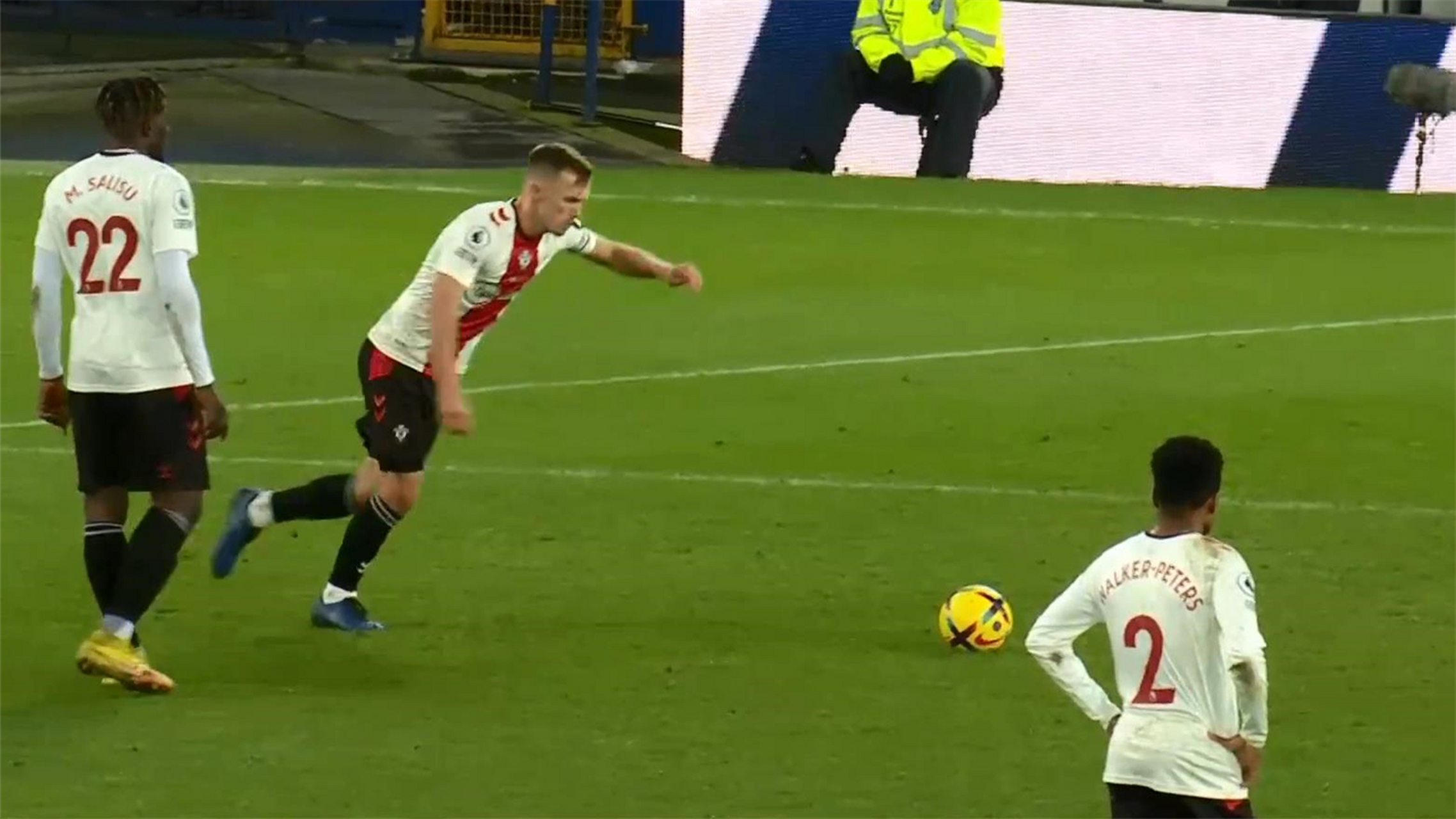 南安普顿对阵埃弗顿的比赛中,普劳斯主罚任意球,直接破门!