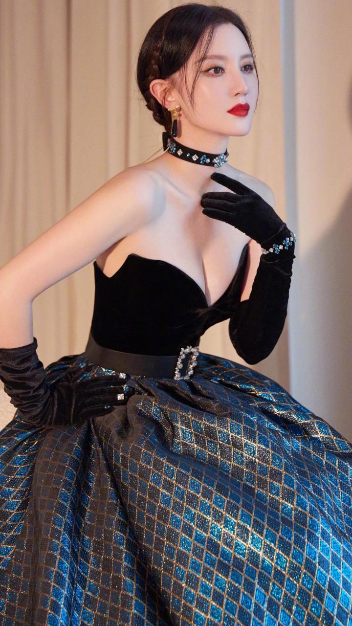 张萌丨身穿黑蓝拼接抹胸深v蓬蓬裙写真