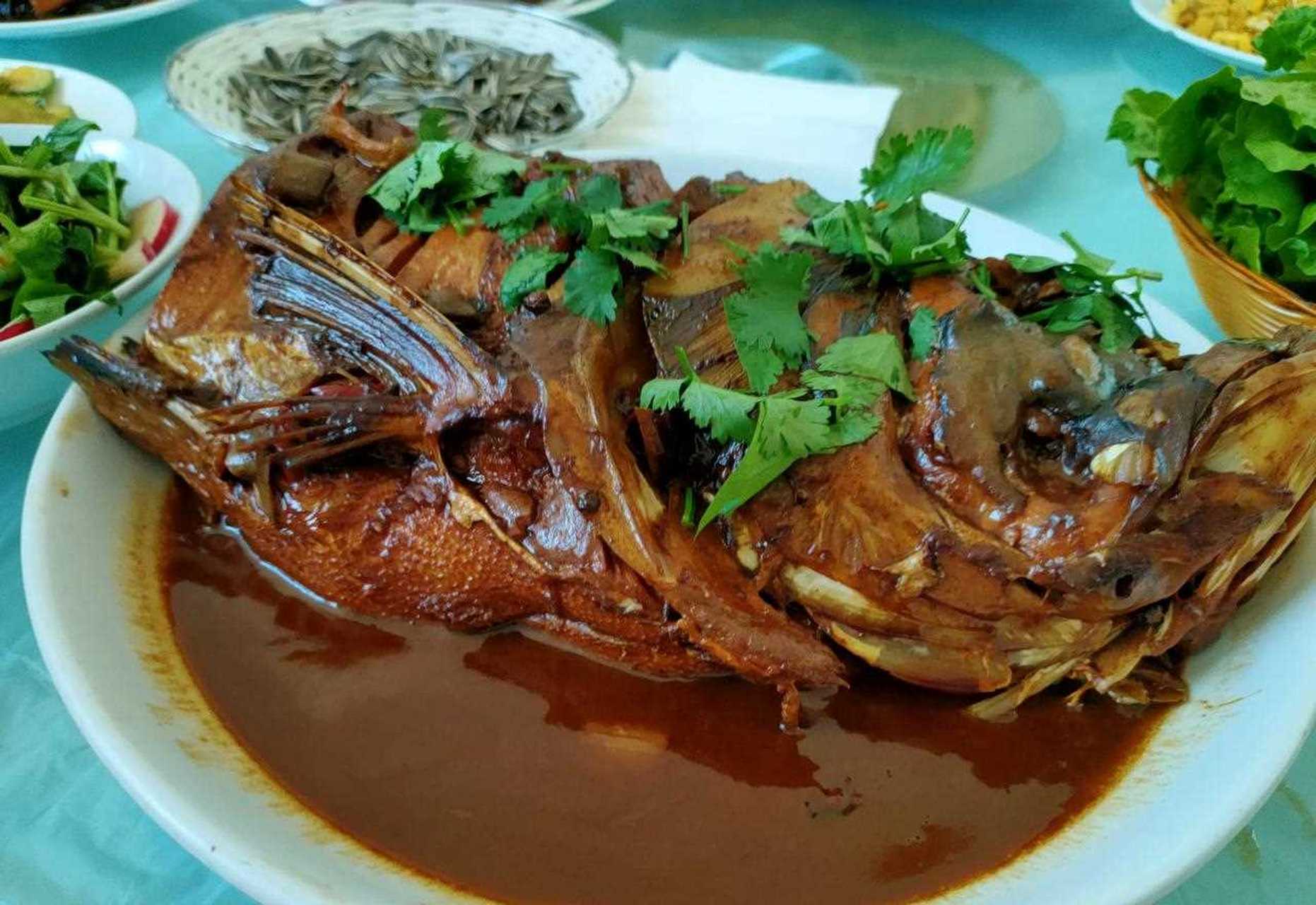 在密云的必吃美食一定是水库鱼,当地朋友愣是带我们翻山越岭来吃鱼