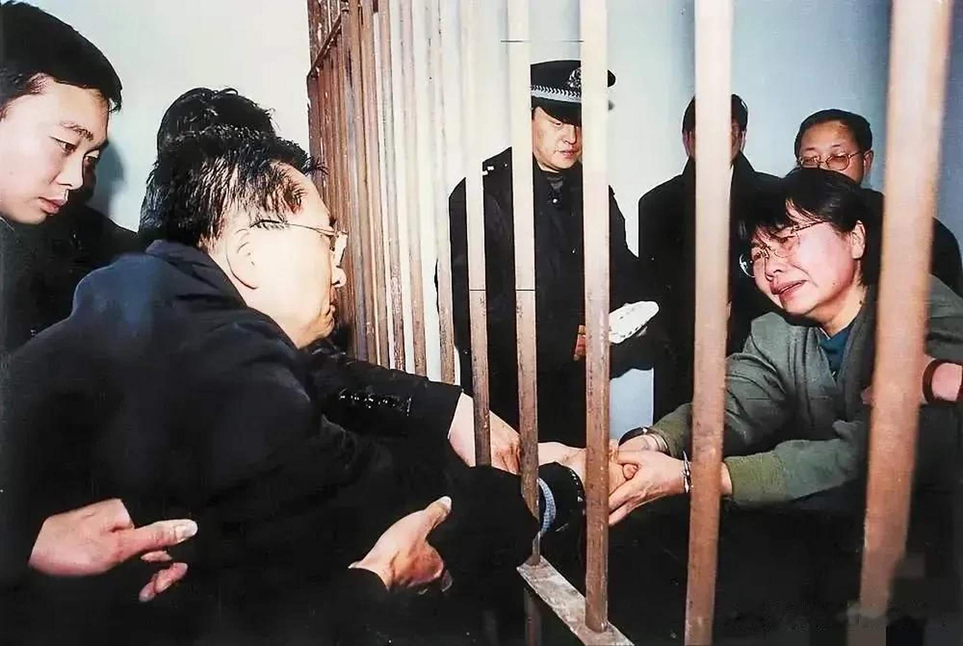 2001年,马向东被执行死刑前,与妻子章亚非最后相见时,两口子难舍难分