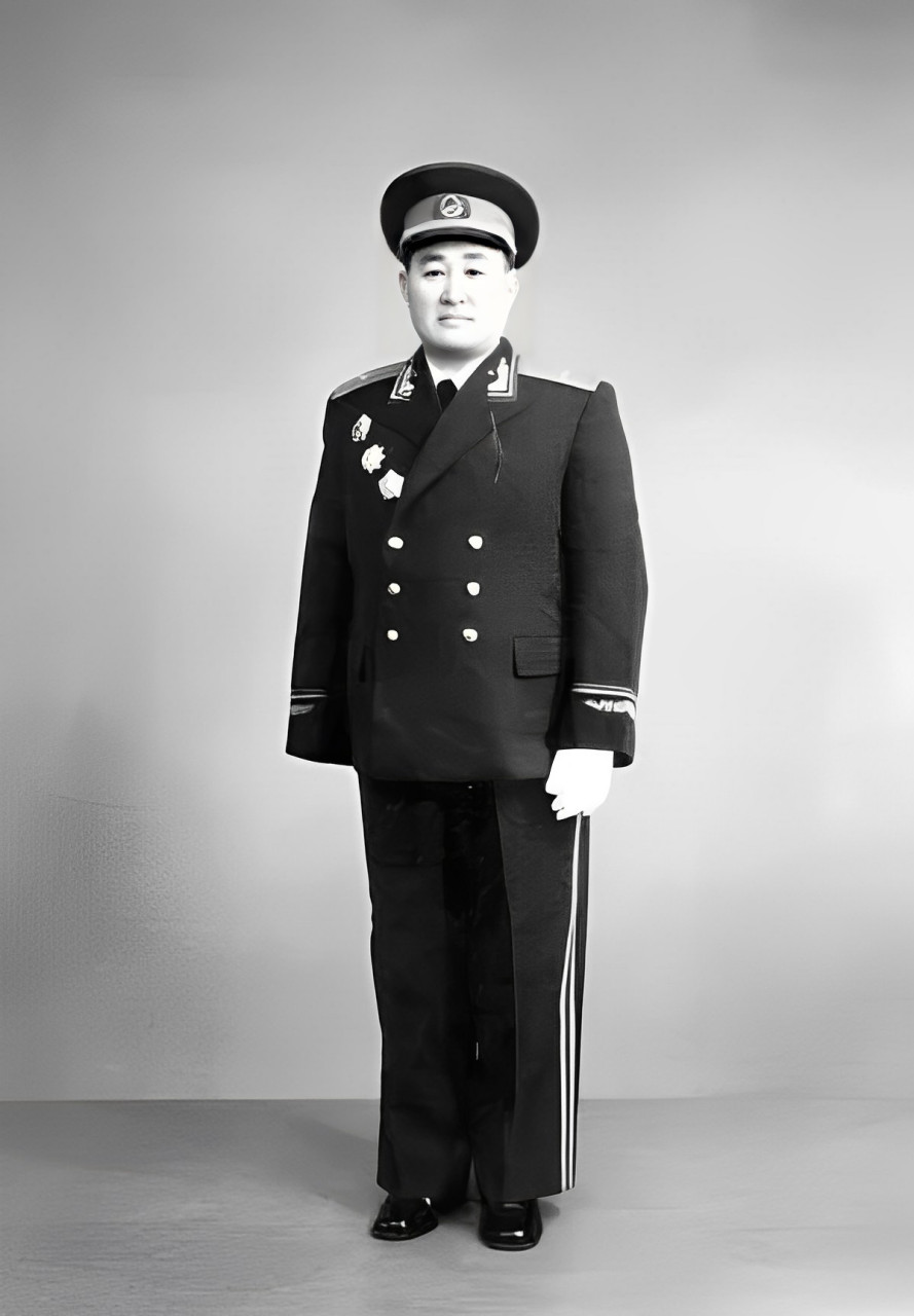 左齐,一位独臂的将军.他在抗日战争中右臂被炮弹击中,不得不截肢.