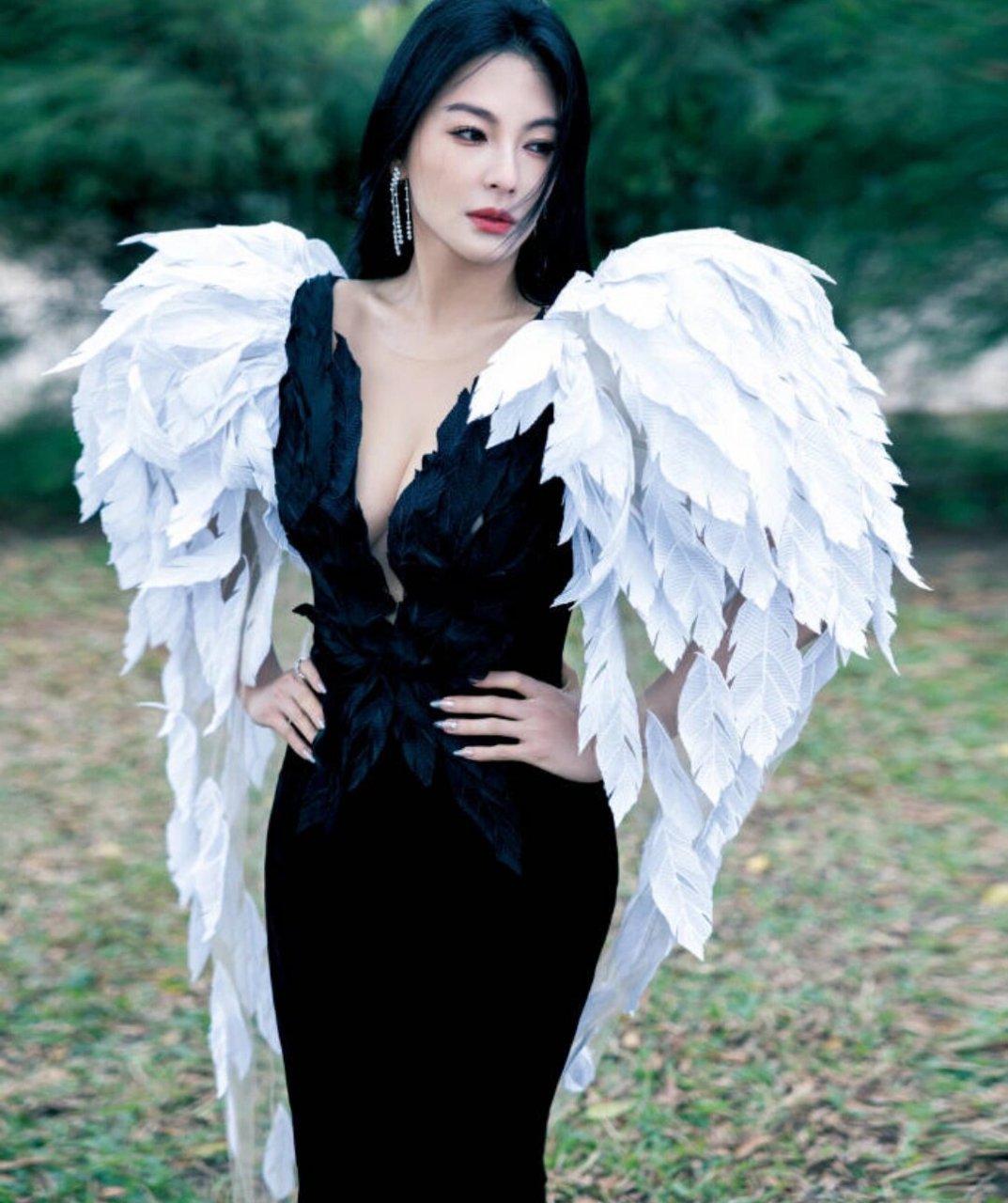 张雨绮深v礼服亮相 海边漫步如优雅黑天鹅!