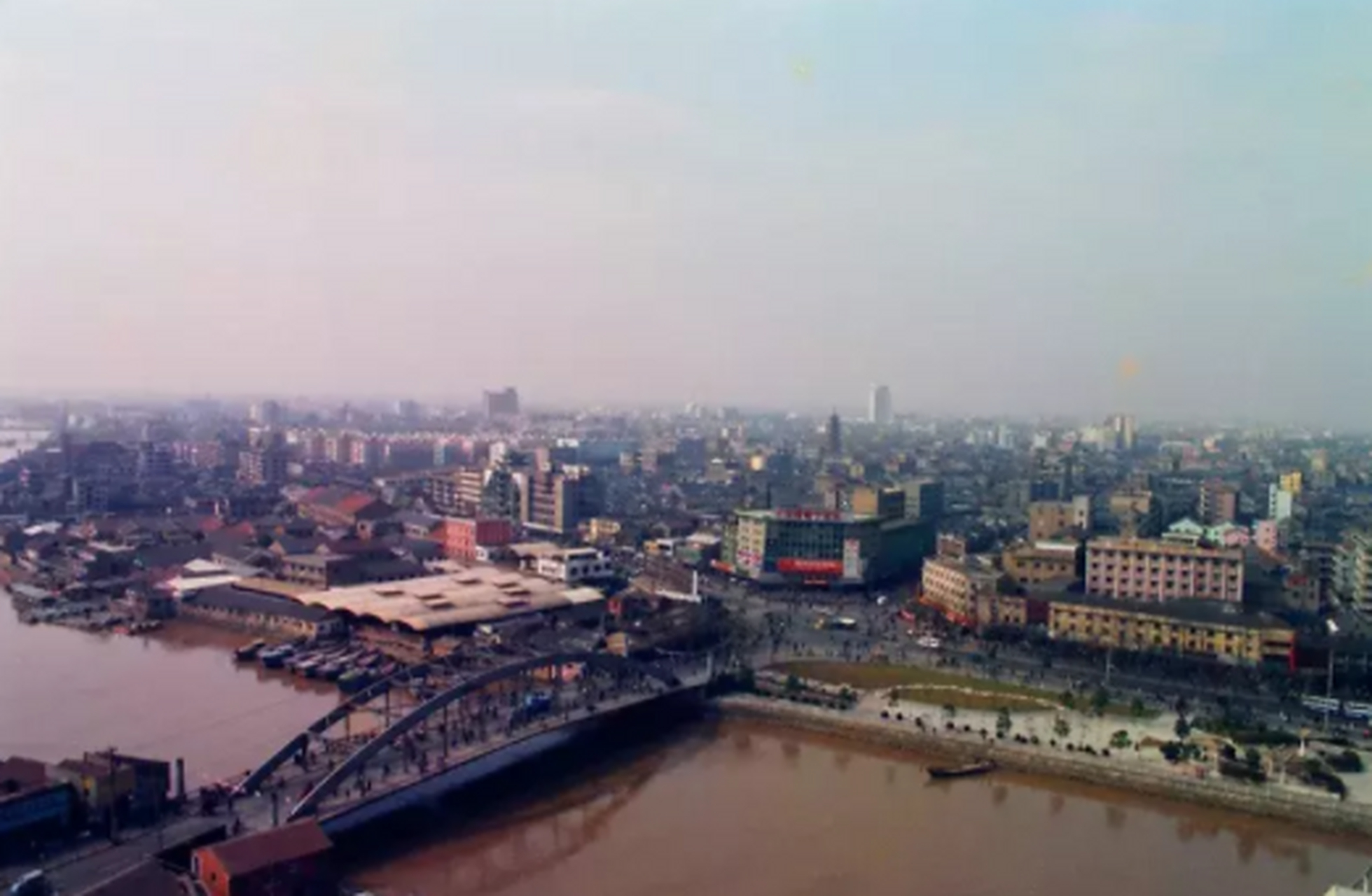 80年代,宁波的灵桥,老底子宁波人都叫它"老江桥",它的年龄可要比小编