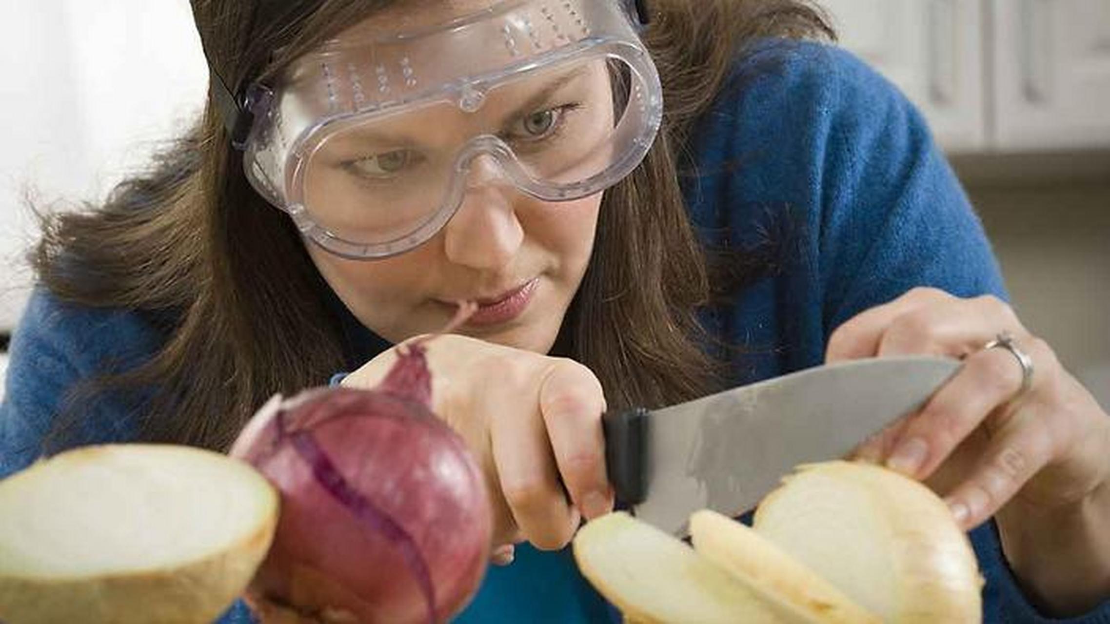 洋葱的细胞含有一种称为蒜氨酸酶的酶和一种称为亚砜的化合物.