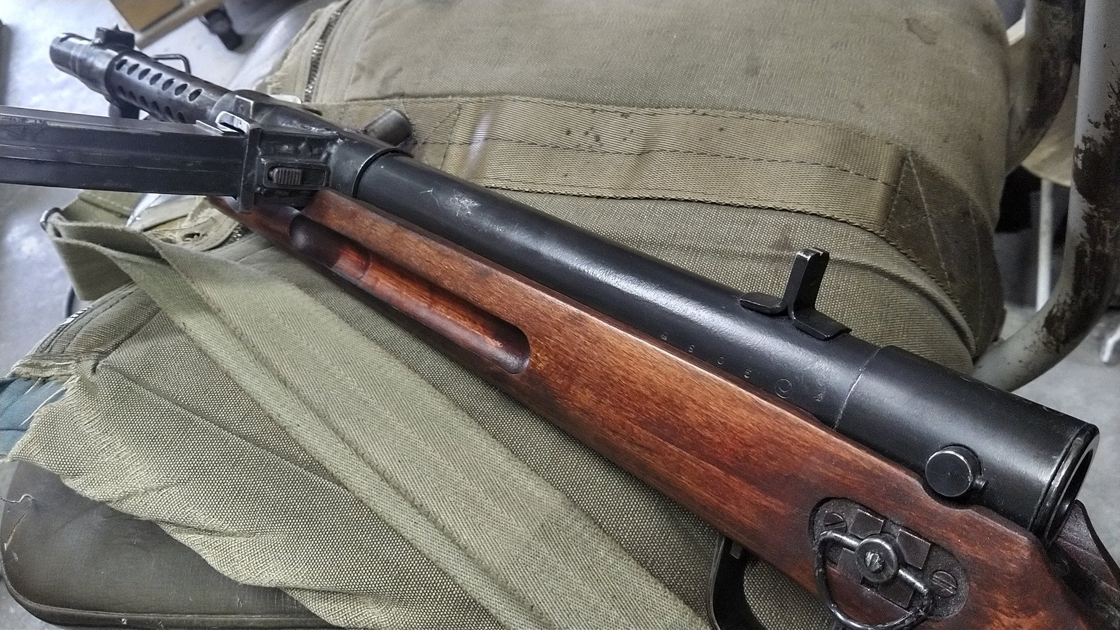 100式机关短銃. 最初计划制造约7支电动枪.