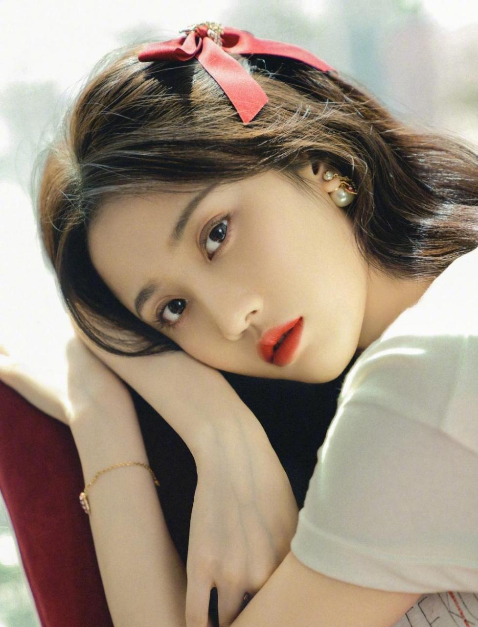 网友:清纯女神张慧雯,美丽如花朵,娇艳而不妖媚 前面,美女演员张慧雯