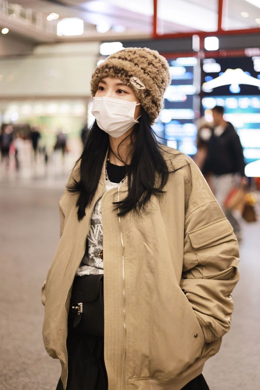 王霏霏穿搭 太酷啦  毛茸茸也挡不住姐姐的帅气