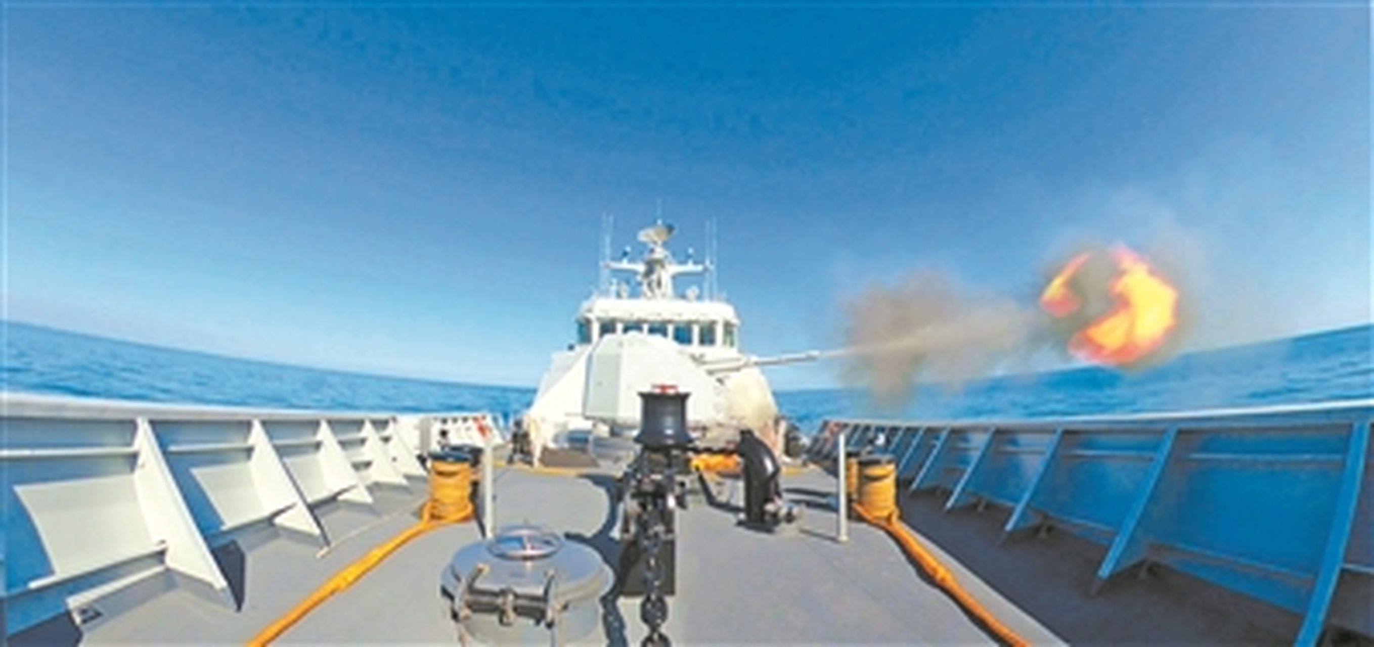 11月27日,北部战区海军某护卫舰支队定州舰开展主炮射击训练,锤炼官兵