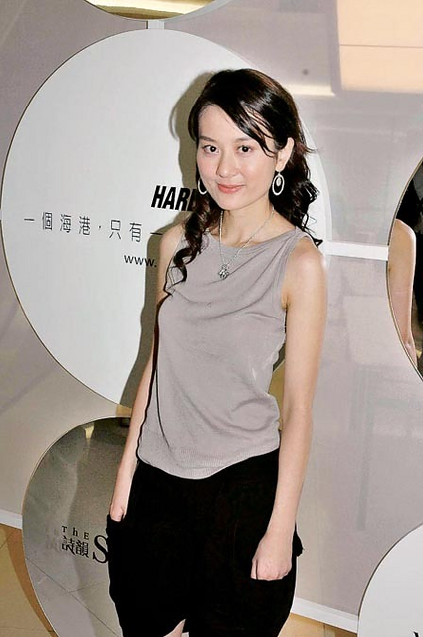 12月6日,黄霑女儿黄宇诗在个人社交账号上晒出一组近照,曝光了自己的