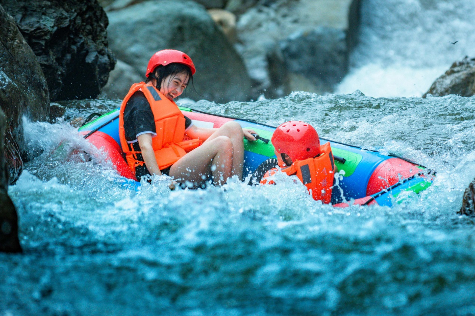 飞瀑峡景区游玩项目推荐——高山漂流 依托丰沛的纯天然山泉水资源