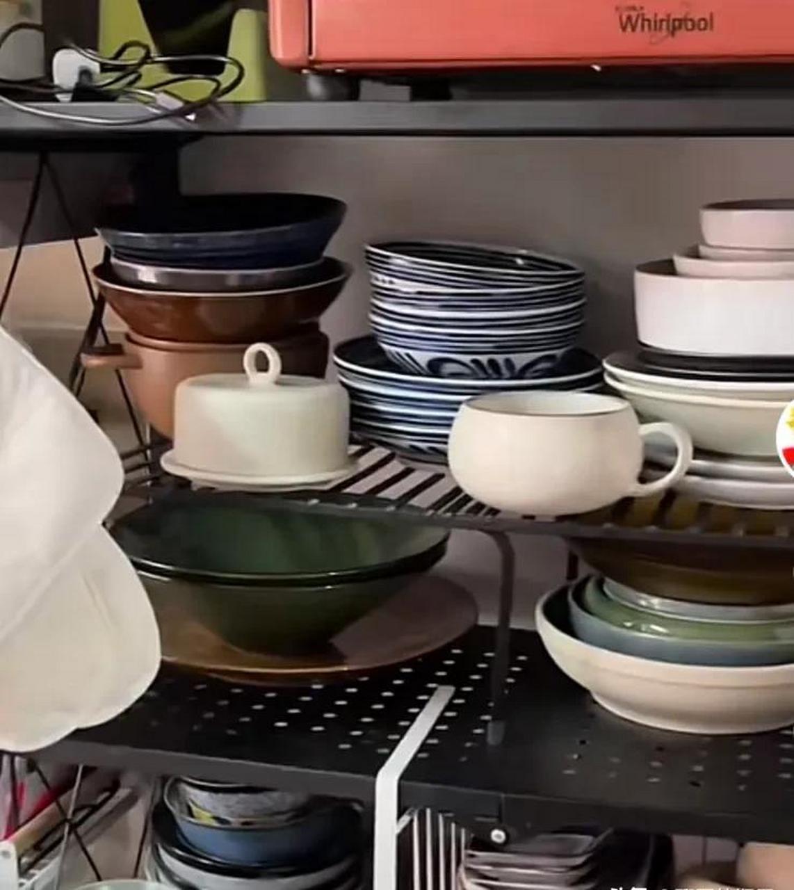 这个胡老师与铁兜夫妻两个人,他们的家庭氛围一直是热热闹闹,相亲相爱