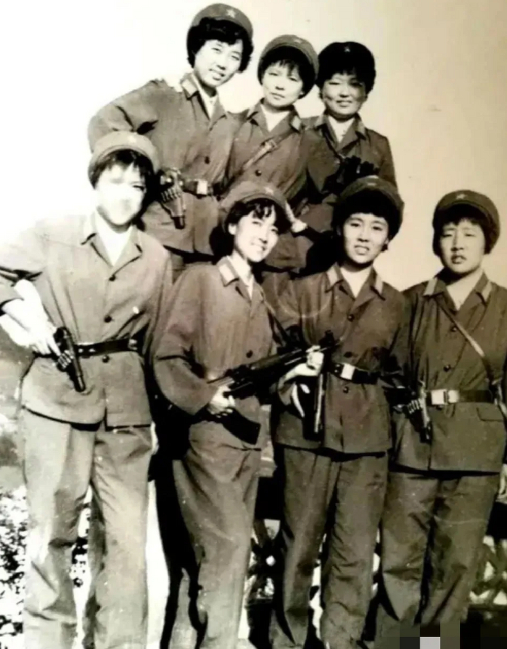 1980年,对越自卫反击战期间,我军女兵在前线的一张留影.