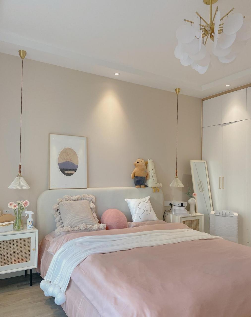 奶咖色墙漆效果很不错,打造温馨舒适的卧室  你喜欢这样的装修吗?