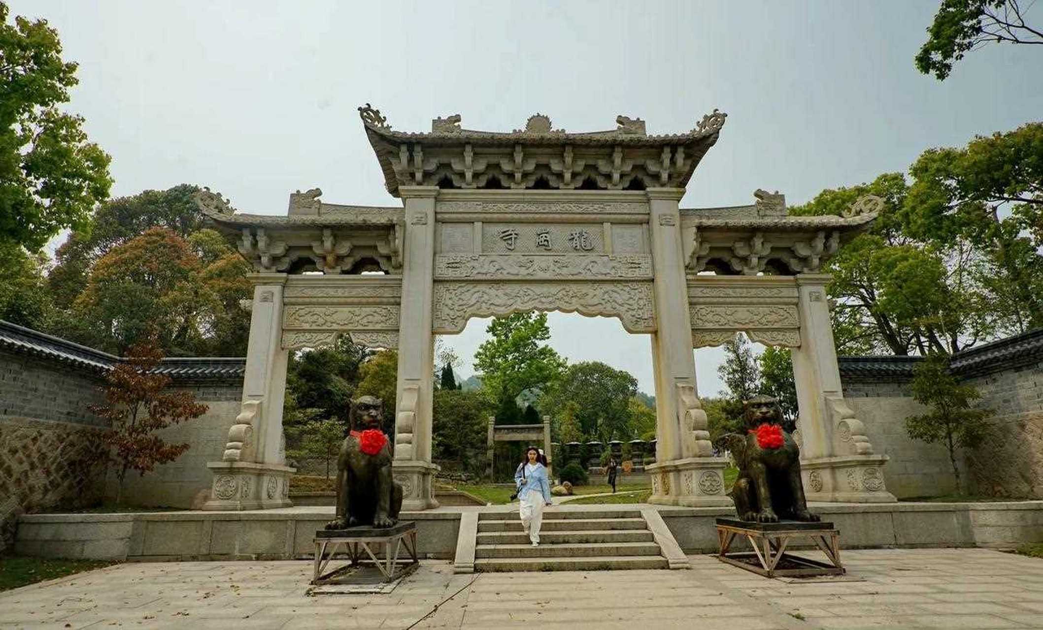 温州生态园大罗山景区的龙冈寺,是中国唯一的全花岗岩建筑的名寺,始建