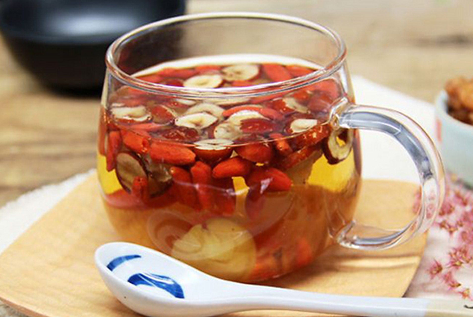 七种实用的代茶饮 1,脾胃虚寒的人,用红糖生姜大枣茶 2,女性肝郁脾虚