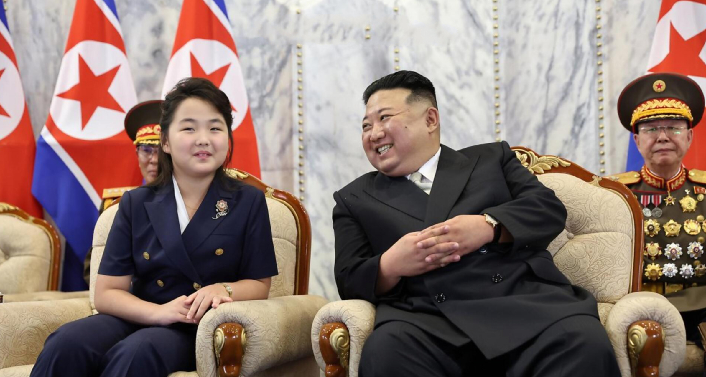 朴正天元帅小声说话,向她汇报工作.