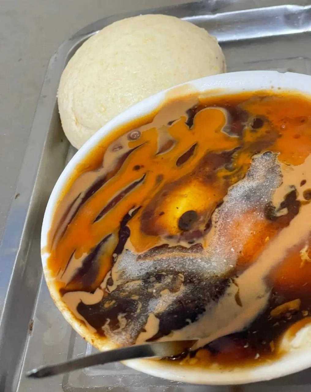 这两天在街头吃早点,都是一碗老豆腐.