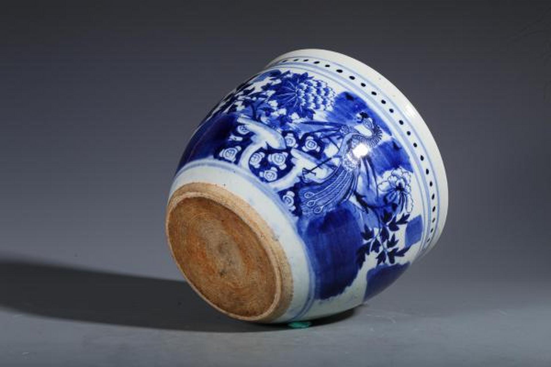 瓷器鉴赏# 此件清道光·青花孔雀牡丹纹卷缸,口径23cm,高18.