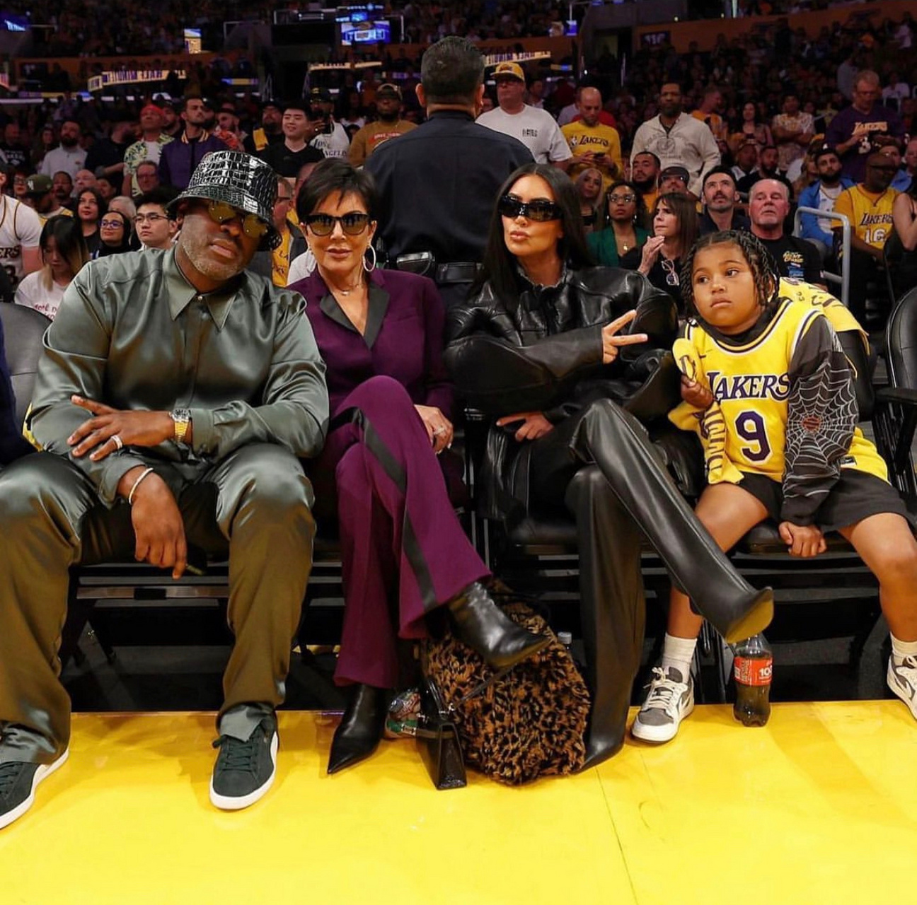 金卡戴珊带着儿子saint,和卡戴珊太后kris及男友corey,一起在场边观看