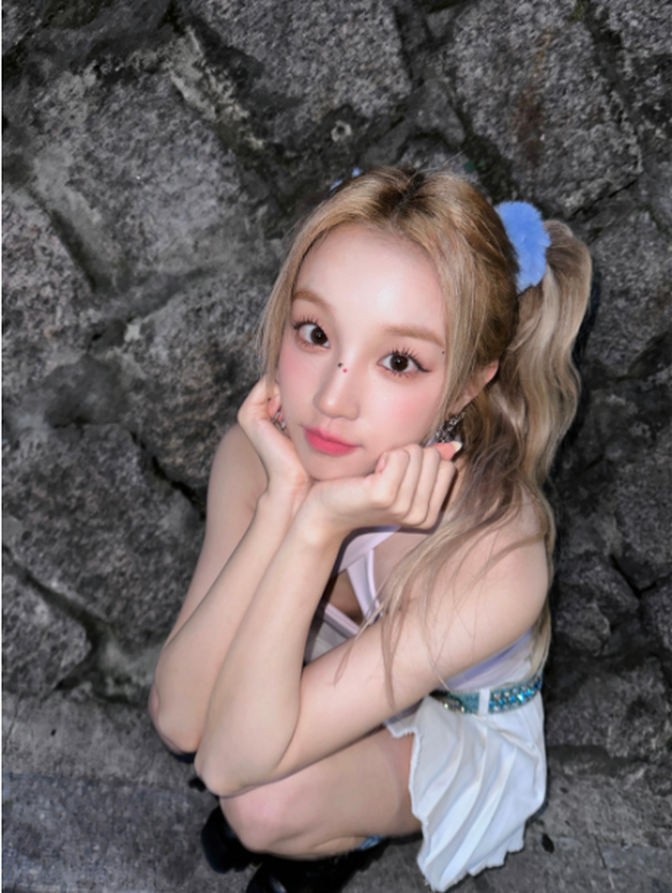 宋雨琦 宋雨琦晒出一组自拍,她扎双马尾减龄可爱,穿短裙甜美俏皮,在