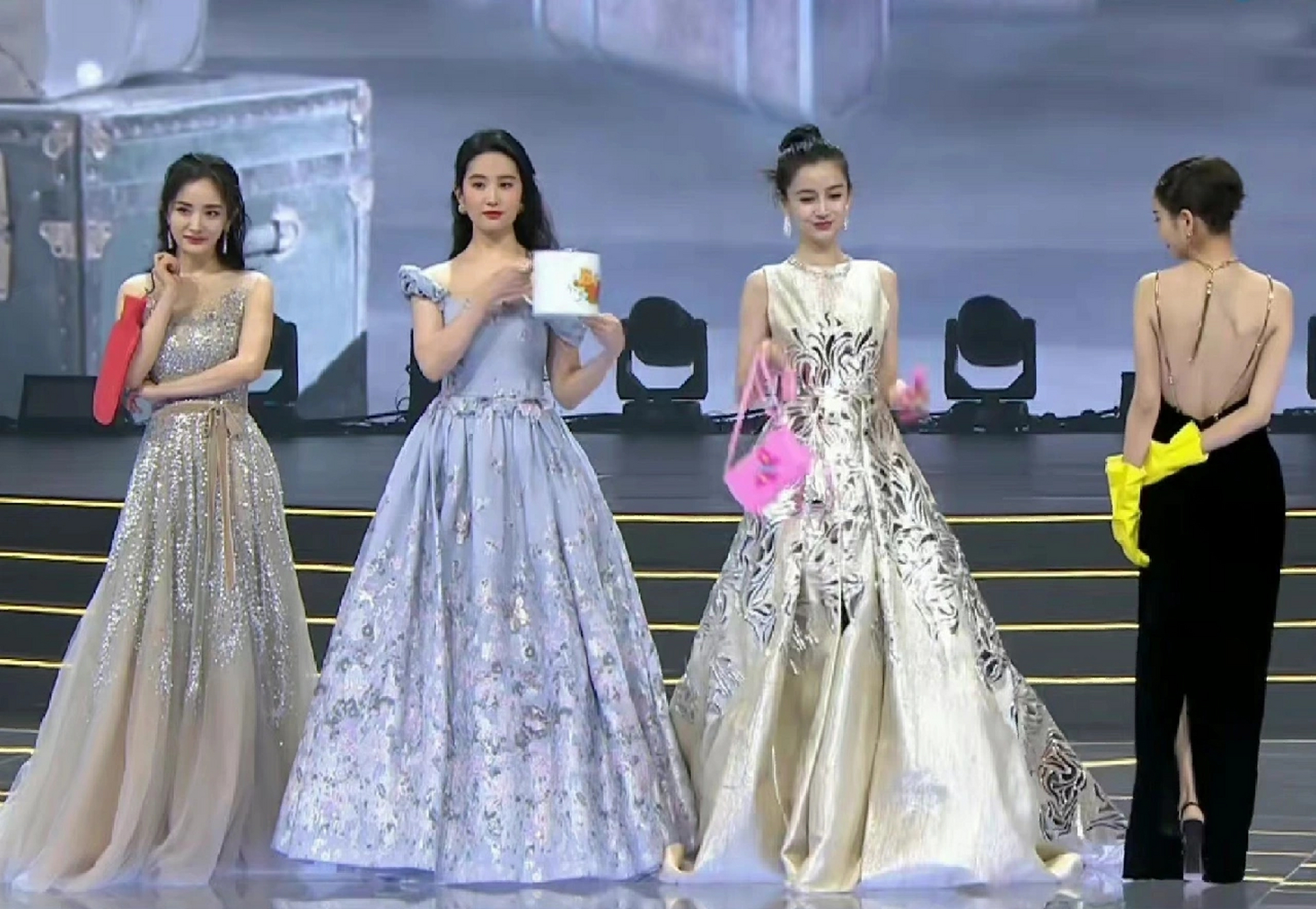 当杨幂,angelababy,刘亦菲和佟丽娅在同一画面中出现时,他们共同